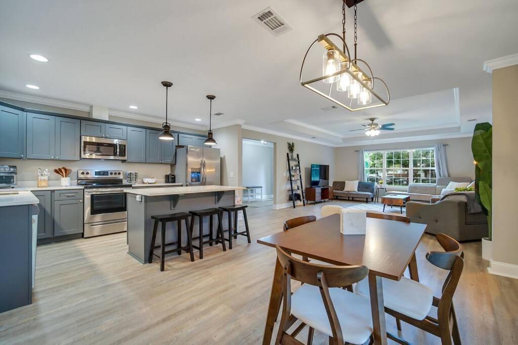 Beautiful New Construction Only 4 Min To Downtown! Сasa de vacaciones