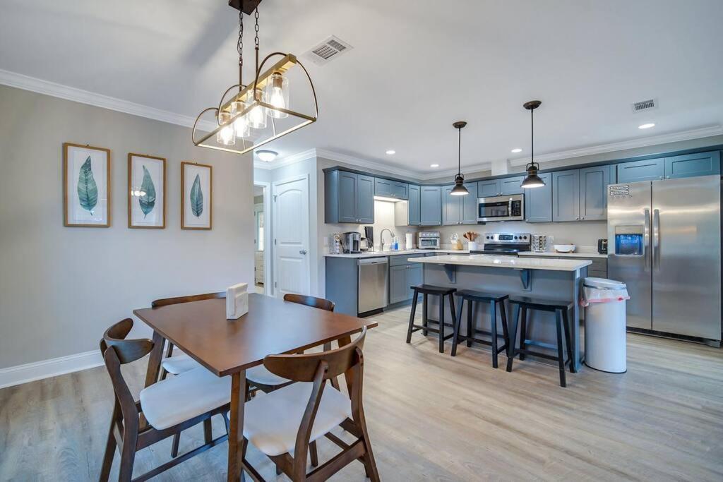 Beautiful New Construction Only 4 Min To Downtown! Ferienhaus