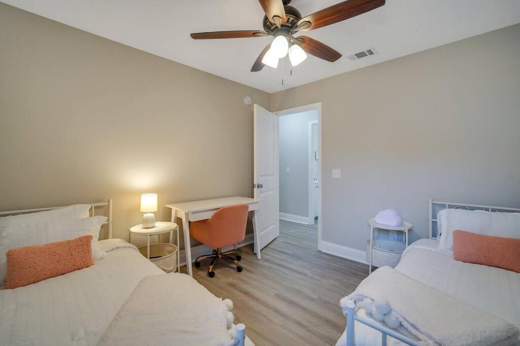 Beautiful New Construction Only 4 Min To Downtown! Ferienhaus