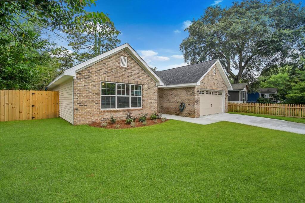 Beautiful New Construction Only 4 Min To Downtown! Ferienhaus